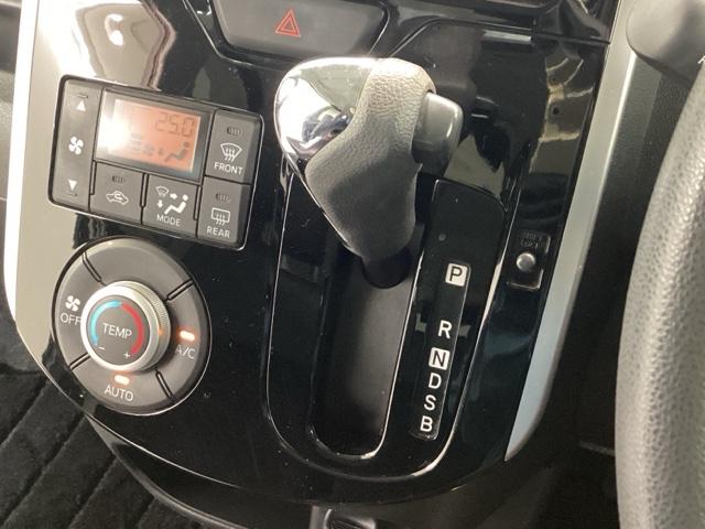 インパネシフトを採用しているので、前席の足元も広々としています。運転席と助手席の行き来もスムーズです！