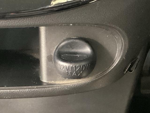 対応のケーブルがあれば車内でスマホなどの充電が可能です☆