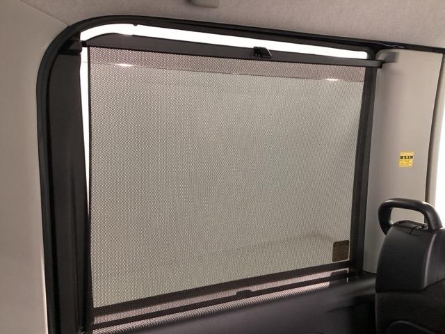 ロールサンシェイド☆２列目の窓ガラス下部にサンシェイドが収納☆夏場にエアコンを切ってサンシェイドをかければ、車内の風通しも車の燃費も向上☆