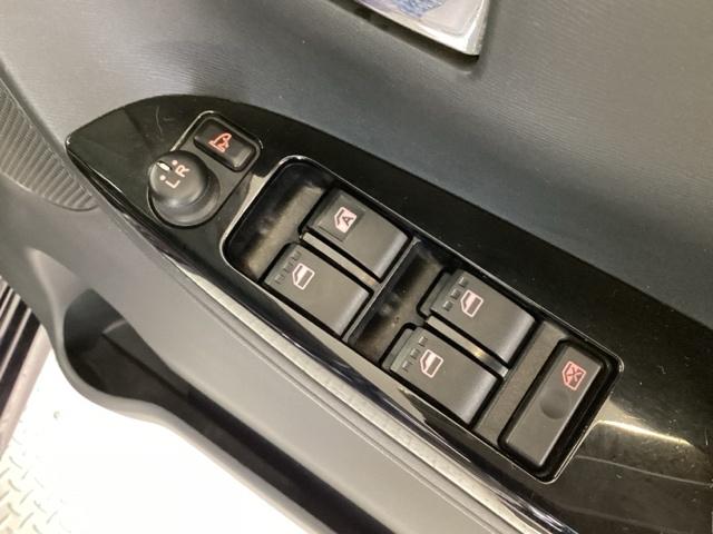 鍵や窓の開け閉めはこちらで！サイドミラーの調節も電動で出来ます。