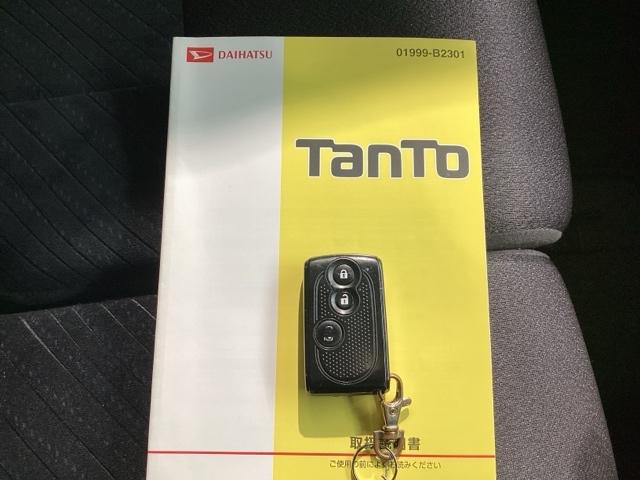 カギをバッグやポケットに入れたままでもドアロックの開閉やエンジン始動ができる『スマートキー』付き！暗くなってもキー穴を捜す必要が無くとっても便利ですから人気の装備です！