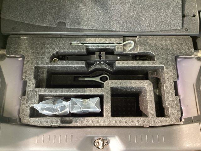 トランク床下には工具類も完備☆