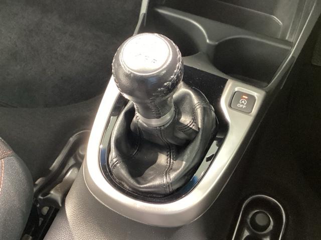 ハンドル周りがすっきりするフロアシフト。ハンドル操作に集中しやすいので、事故の防止にも役立ちます。
