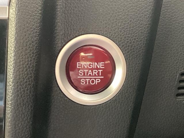 エンジンスタートスイッチ☆キーが車内にあれば、エンジンの始動・停止はブレーキを踏んでスイッチを押すだけ！キーを取り出す手間を省き、ワンプッシュでエンジンを操作するので簡単でスムーズです。