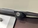 車の後方に小型カメラが付いておりバックする際の後方の様子をモニター上に表示します。