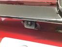 車の後方に小型カメラが付いておりバックする際の後方の様子をモニター上に表示します。