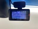 昨今必須のアイテム、ドライブレコーダ付き！万が一の際の映像を証拠として残せます。おひとりで運転している時でも安心ですね☆内蔵のカードを取り出せばパソコンでも映像が確認できます。