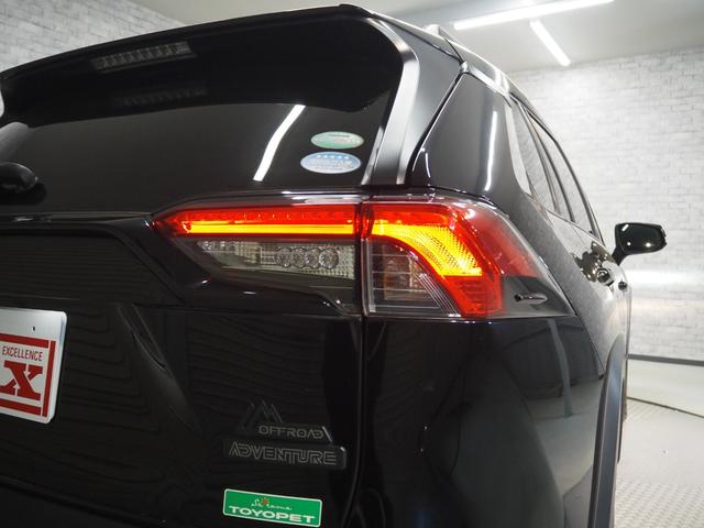 ＲＡＶ４ アドベンチャー　オフロードパッケージ　ルーフレール　禁煙　黒革シート　前席シートヒーター・シートベンチレーション　運転席電動シート　ステアリングヒーター　パワーバックドア　ディスプレイオーディオ　バックカメラ　セーフティセンス　純正ドラレコ前後　ＥＴＣ（12枚目）