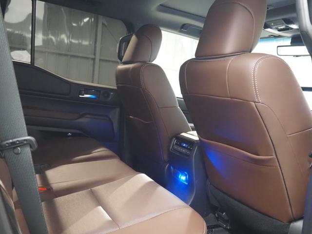 ランドクルーザー250 ZX ワンオーナー 禁煙車 サンルーフ 茶革シート 純正ナビ ルーフレール 前席&2列目シートヒーター・シートベンチレーション ステアリングヒーター パワーバックドア モデリスタプロテクターキット パノラミックビュー セーフティセンス 置くだけ充電 ETC(35枚目)