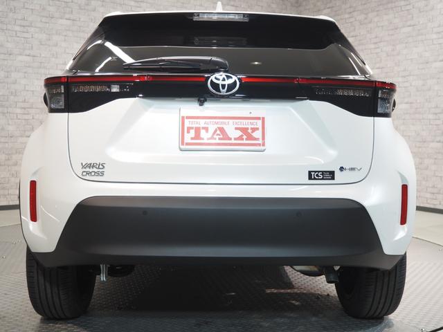 ヤリスクロス ハイブリッドＺ　登録済未使用車　禁煙車　純正ＳＤナビ　パノラミックビュー　セーフティセンス　Ａハイビーム　クリアランスソナー　レーダークルーズ　ＥＴＣ２．０　スマートキー２個　ハーフレザー　前席シートヒーター　ステアリングヒーター　純正フロアマット（6枚目）