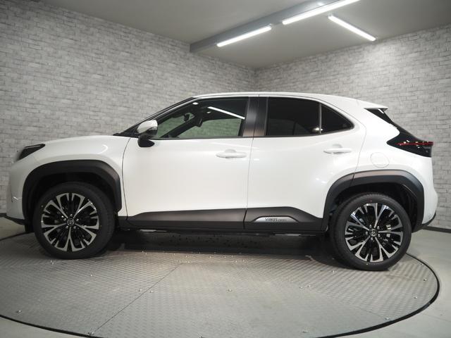 ヤリスクロス ハイブリッドＺ　登録済未使用車　禁煙車　純正ＳＤナビ　パノラミックビュー　セーフティセンス　Ａハイビーム　クリアランスソナー　レーダークルーズ　ＥＴＣ２．０　スマートキー２個　ハーフレザー　前席シートヒーター　ステアリングヒーター　純正フロアマット（7枚目）