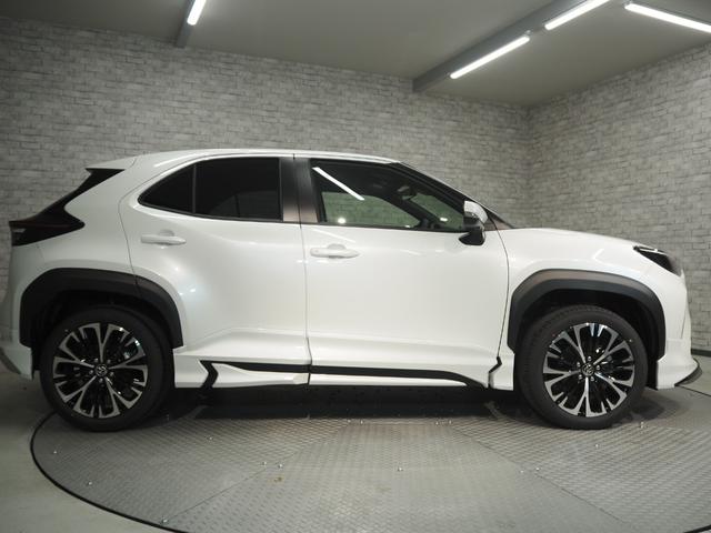 ヤリスクロス ハイブリッドZ モデリスタフルエアロ 登録済未使用車 禁煙車 純正DAナビ パノラミックビューモニター セーフティセンス クリアランスソナー Aハイビーム ETC2.0 スマートキー2個 ステアリングヒーター ハーフレザー 前席シートヒーター 運転席電動シート(2枚目)