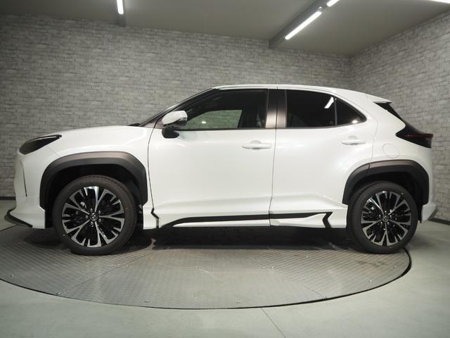 ヤリスクロス ハイブリッドZ モデリスタフルエアロ 登録済未使用車 禁煙車 純正DAナビ パノラミックビューモニター セーフティセンス クリアランスソナー Aハイビーム ETC2.0 スマートキー2個 ステアリングヒーター ハーフレザー 前席シートヒーター 運転席電動シート(4枚目)