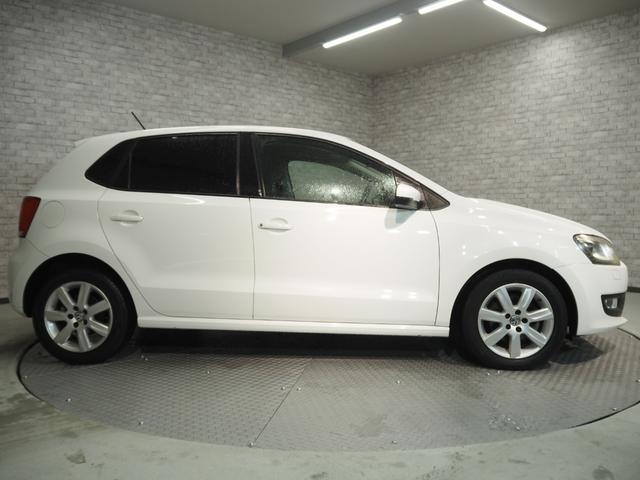 ポロ ＴＳＩコンフォートライン　禁煙車　社外ナビ　キセノンライト　ＥＴＣ　キーレス　スペアキー　リアソナー　純正１５インチアルミ　保証書　記録簿　取説有（2枚目）