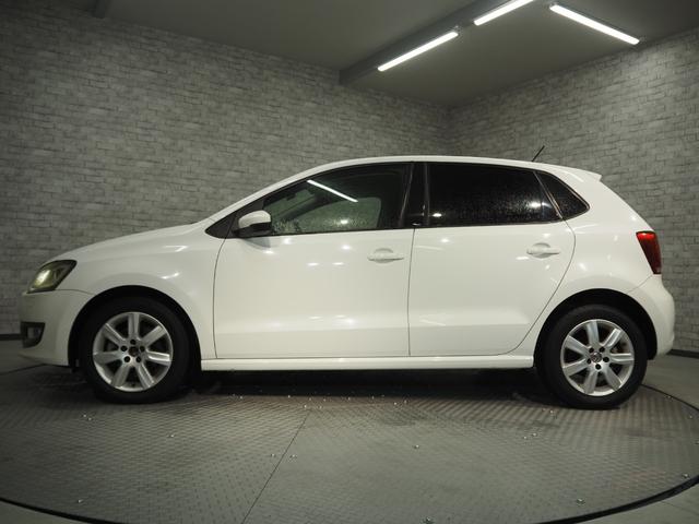 ポロ ＴＳＩコンフォートライン　禁煙車　社外ナビ　キセノンライト　ＥＴＣ　キーレス　スペアキー　リアソナー　純正１５インチアルミ　保証書　記録簿　取説有（7枚目）