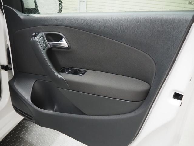 ポロ ＴＳＩコンフォートライン　禁煙車　社外ナビ　キセノンライト　ＥＴＣ　キーレス　スペアキー　リアソナー　純正１５インチアルミ　保証書　記録簿　取説有（24枚目）