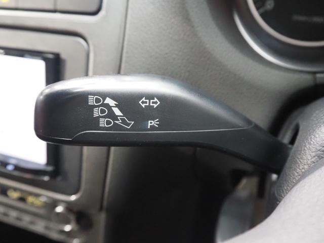 ポロ ＴＳＩコンフォートライン　禁煙車　社外ナビ　キセノンライト　ＥＴＣ　キーレス　スペアキー　リアソナー　純正１５インチアルミ　保証書　記録簿　取説有（32枚目）