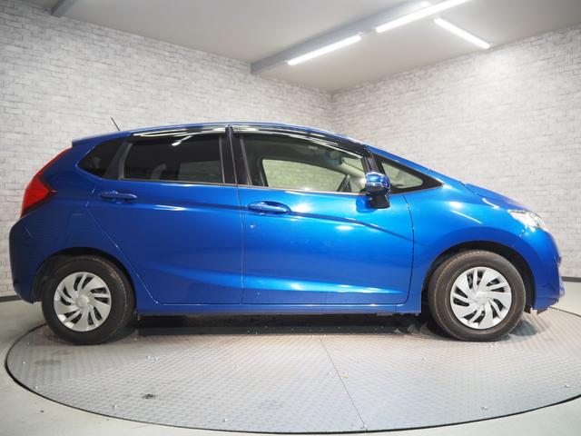 フィット １３Ｇ・Ｌパッケージ　ワンオーナー　禁煙車　社外ＳＤナビ　バックカメラ　ナビ装着用スペシャルパッケージ　Ｆパッケージ　Ｌパッケージ　あんしんパッケージ　ＣＴＢＡ　アームレストコンソール　プライバシーガラス　アイドリングストップ　ドラレコ　ＥＴＣ　スマートキー（2枚目）