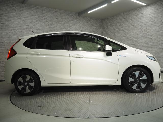 フィットハイブリッド Ｆ　禁煙車　純正ＳＤナビ　Ｂカメラ　禁煙車　純正ＳＤナビ　Ｂカメラ　ホンダセンシング　ＣＭＢＳ　路外逸脱抑制機能　レーダークルーズ　Ｆパッケージ　ＣＤ　ＤＶＤ　ＢＴ　ＤＴＶ　ＥＴＣ　社外前後ドラレコ　ＥＣＯＮ（2枚目）