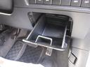 運転席足元にはコンソールボックスがございます
