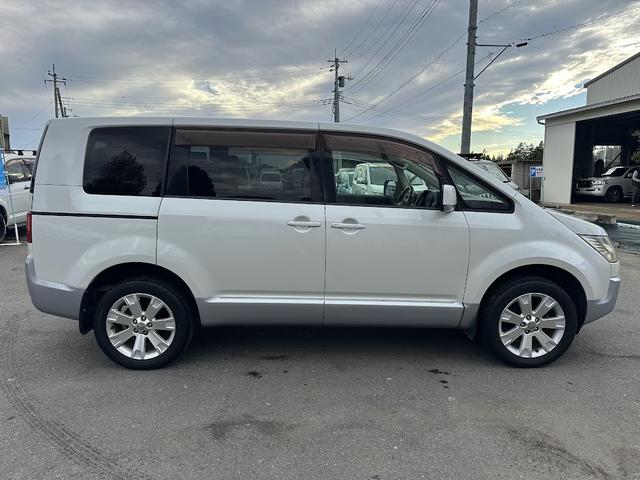 デリカD:5 G パワーパッケージ パワースライドドア 純正HDDナビゲーションシステム クルーズコントロール パドルシフト DVD再生可 バックサイドカメラ インテリジェントキー ETC フォグランプ 8人乗り タイミングチェーン(4枚目)