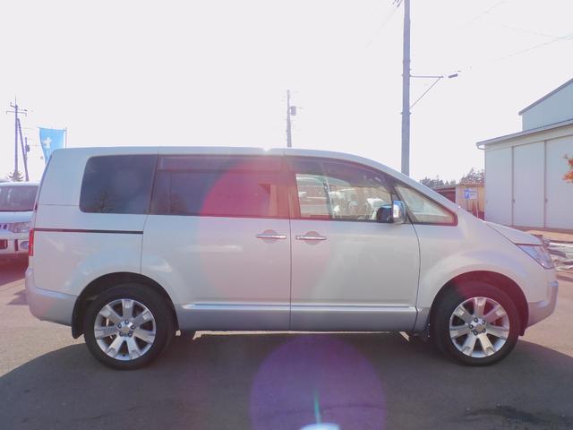 デリカＤ：５ Ｄ　プレミアム　パワーバックドア　両側パワースライドドア　ロックフォードサラウンド　クルーズコントロール　パドルシフト　シートヒーター　Ｂｌｕｅｔｏｏｔｈ　ＤＶＤ再生　バックカメラ　インテリジェントキー　ＥＴＣ（4枚目）