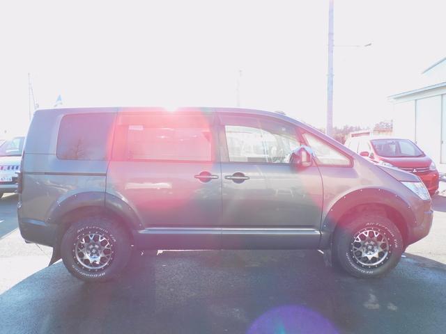 デリカＤ：５ Ｇ　パワーパッケージ　両側パワスラ　ルーフマーカー　社外アルミ　ＥＴＣ　クルコン　オーバーフェンダー　テールランプガード　マッドガード　ナビテレビ　フォグランプ　パドルシフト　インテリジェントキー　サイドバイザー（4枚目）