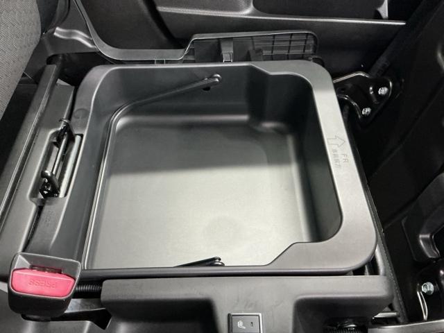 助手席シート下に収納が付いております!