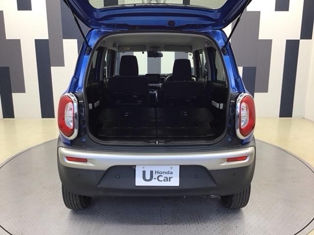 リアシートを倒すことでほぼフラットの状態となります。スペースを広く有効にご活用いただけます。