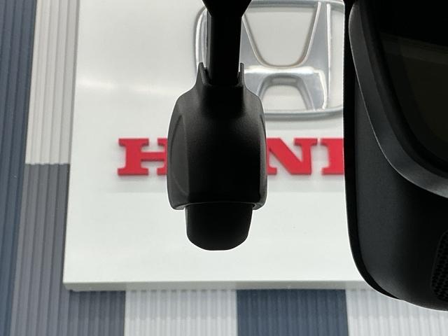 ヴェゼル ｅ：ＨＥＶＺ　ホンダ認定中古車　純正ドラレコ前後　衝突回避支援ブレーキ機能　１オナ　スマキ　Ｐトランク　フルオートエアコン　Ｄレコ　エアバッグ　両席エアバック　Ｒカメ　記録簿付　パワーウィンドウ　ＬＥＤランプ（6枚目）