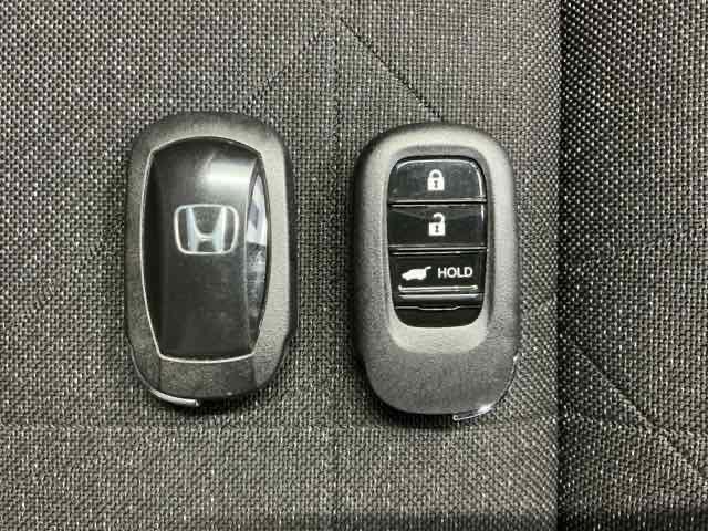 ヴェゼル ｅ：ＨＥＶＺ　ホンダ認定中古車　純正ドラレコ前後　衝突回避支援ブレーキ機能　１オナ　スマキ　Ｐトランク　フルオートエアコン　Ｄレコ　エアバッグ　両席エアバック　Ｒカメ　記録簿付　パワーウィンドウ　ＬＥＤランプ（20枚目）