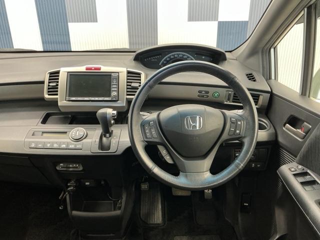 フリードスパイク Ｇエアロ　社外ドラレコ前　両側電動　バックカメラ　１オーナー車　インテリキー　Ｂカメ　クルコン　キーレス　ナビＴＶ　整備記録簿　助手席エアバッグ　イモビライザー　ＡＡＣ　運転席エアバッグ　ＤＶＤ　ワンセグテレビ（16枚目）