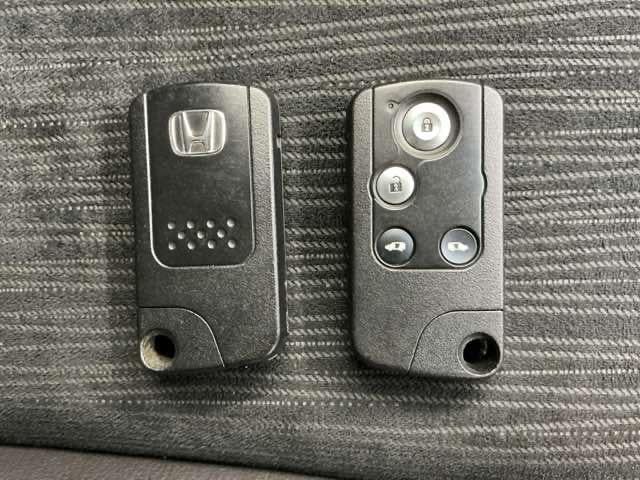 フリードスパイク Ｇエアロ　社外ドラレコ前　両側電動　バックカメラ　１オーナー車　インテリキー　Ｂカメ　クルコン　キーレス　ナビＴＶ　整備記録簿　助手席エアバッグ　イモビライザー　ＡＡＣ　運転席エアバッグ　ＤＶＤ　ワンセグテレビ（17枚目）