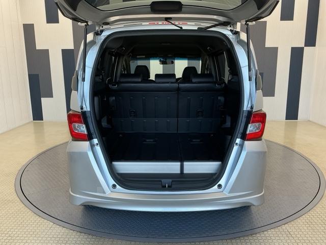 フリードスパイク Ｇエアロ　社外ドラレコ前　両側電動　バックカメラ　１オーナー車　インテリキー　Ｂカメ　クルコン　キーレス　ナビＴＶ　整備記録簿　助手席エアバッグ　イモビライザー　ＡＡＣ　運転席エアバッグ　ＤＶＤ　ワンセグテレビ（19枚目）