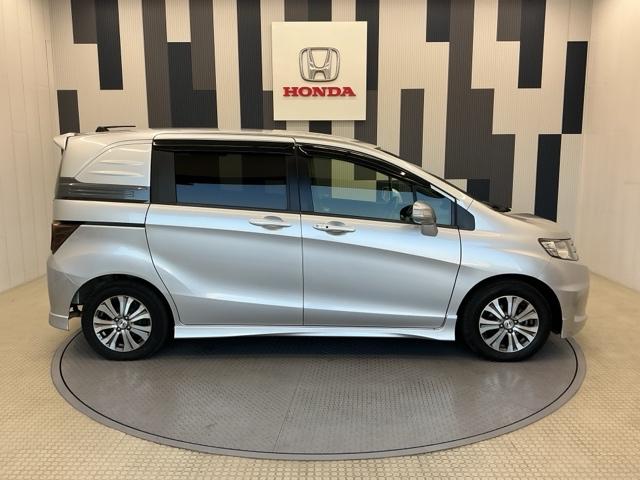 フリードスパイク Ｇエアロ　社外ドラレコ前　両側電動　バックカメラ　１オーナー車　インテリキー　Ｂカメ　クルコン　キーレス　ナビＴＶ　整備記録簿　助手席エアバッグ　イモビライザー　ＡＡＣ　運転席エアバッグ　ＤＶＤ　ワンセグテレビ（25枚目）