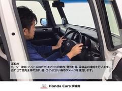★運転席★メーター確認、ハンドルのガタ・エアコンの動作・警告灯等、電製品の確認を行います。合わせて室内全体の汚れ・傷・コゲ・におい等のダメージを確認します。 7