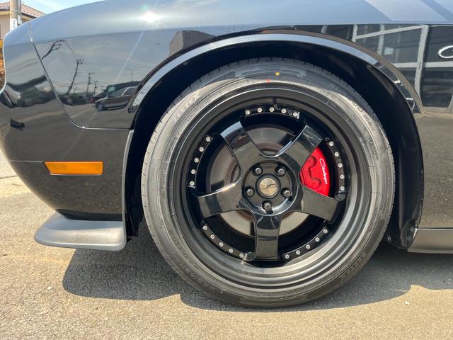 ダッジ・チャレンジャー Ｒ／Ｔ　ＣＡＲＦＡＸ走行証明／ＳＳＲ２０インチ／新品タイヤｘ４／パドルシフト／ＳＲＴ－８スポイラー／フェンダーストライプ／サンルーフ／リモートエンジンスターター／ブラックレザー／パークソナー／アイバッハサス（48枚目）