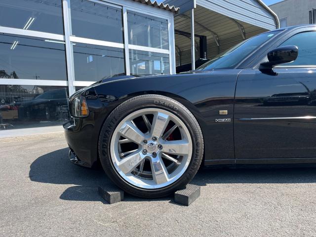 ダッジ・チャージャー ＳＲＴ８　新車並行／実走行／新品ホイール／ＲＯＨＡＮＡ２２インチ／車高調／ブレンボ／ボディーコーティング／プロテクションフィルムライト／ＨＩＤ／ＬＥＤ／ドラレコ／ブラインドモニター／バックカメラ／ＥＴＣ（21枚目）