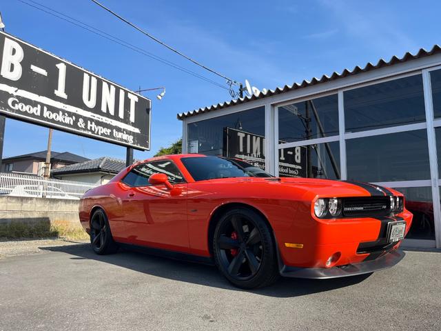 ダッジ・チャレンジャー SRT8 CARFAX走行証明/社外マフラー/ブレンボキャリパー/レーシングストライプ/ローダウン/392フロントスポイラー/アルコア鍛造20インチホイール/カロッツェリアナビ/専用レザーシート/(8枚目)