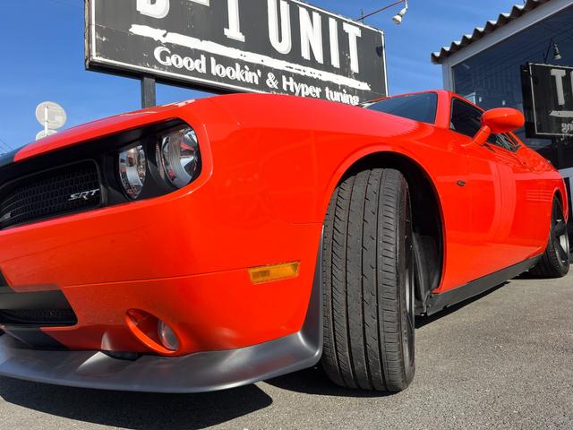 ダッジ・チャレンジャー SRT8 CARFAX走行証明/社外マフラー/ブレンボキャリパー/レーシングストライプ/ローダウン/392フロントスポイラー/アルコア鍛造20インチホイール/カロッツェリアナビ/専用レザーシート/(12枚目)