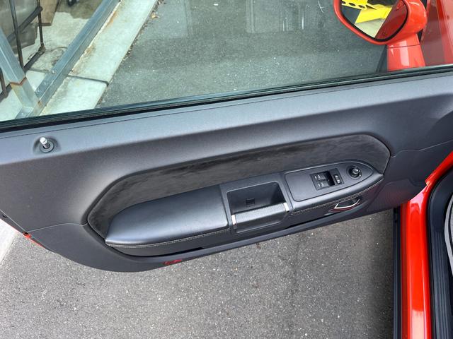 ダッジ・チャレンジャー SRT8 CARFAX走行証明/社外マフラー/ブレンボキャリパー/レーシングストライプ/ローダウン/392フロントスポイラー/アルコア鍛造20インチホイール/カロッツェリアナビ/専用レザーシート/(26枚目)