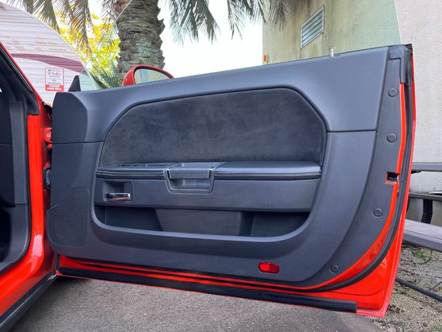 ダッジ・チャレンジャー SRT8 CARFAX走行証明/社外マフラー/ブレンボキャリパー/レーシングストライプ/ローダウン/392フロントスポイラー/アルコア鍛造20インチホイール/カロッツェリアナビ/専用レザーシート/(39枚目)