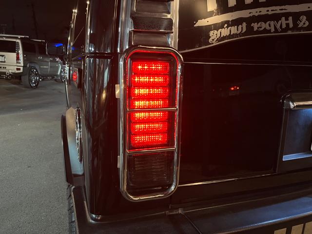 ハマーH2 ラグジュアリーパッケージ 新車並行/後期黒レザー/4本出しマフラー/ジオバンナ22インチ/LEDテール/バネサス/アルパインフリップダウンモニター/ドラレコ&レーダー/LEDヘッドライト&ナビ/LEDルーフマーカー(27枚目)