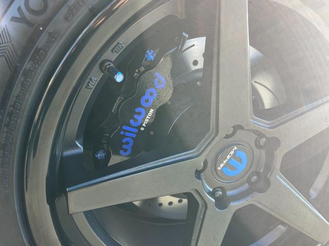 ダッジ・チャレンジャー Ｒ／Ｔ　ＭＯＰＡＲ１０／新車並行車両／全世界５００台／限定モデル／Ｗｉｌｗｏｏｄブレーキ／ＦＥＲＲＡＤＡ２０インチ／オーリンズ車高調／ヘダース／マフラー／専用フードベンディングシステム／専用シート／後期テール（13枚目）