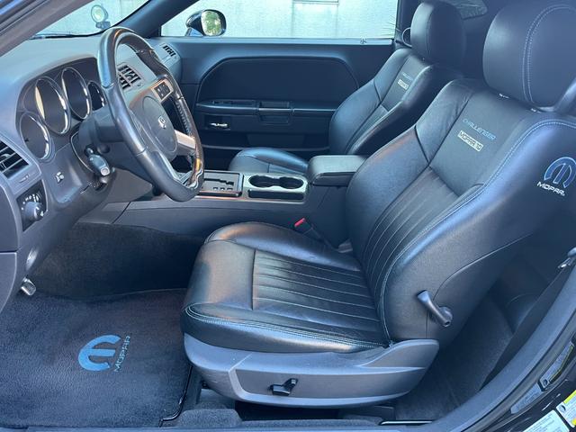 ダッジ・チャレンジャー Ｒ／Ｔ　ＭＯＰＡＲ１０／新車並行車両／全世界５００台／限定モデル／Ｗｉｌｗｏｏｄブレーキ／ＦＥＲＲＡＤＡ２０インチ／オーリンズ車高調／ヘダース／マフラー／専用フードベンディングシステム／専用シート／後期テール（14枚目）