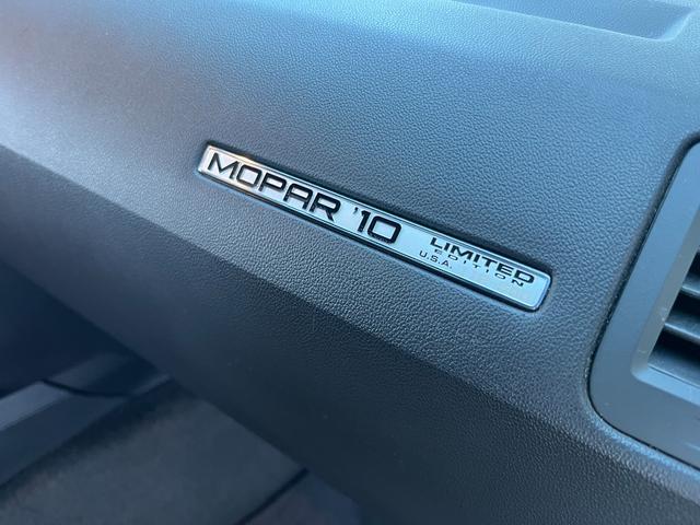 ダッジ・チャレンジャー Ｒ／Ｔ　ＭＯＰＡＲ１０／新車並行車両／全世界５００台／限定モデル／Ｗｉｌｗｏｏｄブレーキ／ＦＥＲＲＡＤＡ２０インチ／オーリンズ車高調／ヘダース／マフラー／専用フードベンディングシステム／専用シート／後期テール（26枚目）