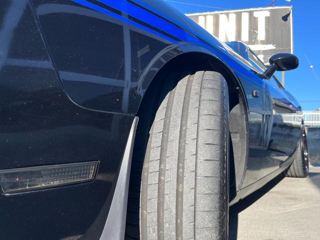 ダッジ・チャレンジャー Ｒ／Ｔ　ＭＯＰＡＲ１０／新車並行車両／全世界５００台／限定モデル／Ｗｉｌｗｏｏｄブレーキ／ＦＥＲＲＡＤＡ２０インチ／オーリンズ車高調／ヘダース／マフラー／専用フードベンディングシステム／専用シート／後期テール（30枚目）