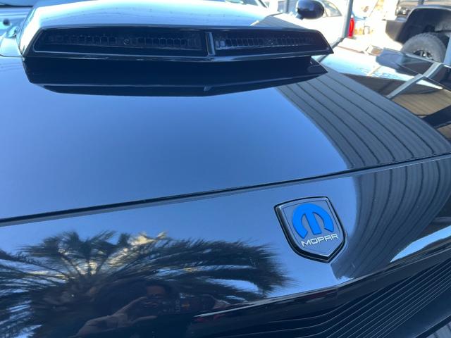 ダッジ・チャレンジャー Ｒ／Ｔ　ＭＯＰＡＲ１０／新車並行車両／全世界５００台／限定モデル／Ｗｉｌｗｏｏｄブレーキ／ＦＥＲＲＡＤＡ２０インチ／オーリンズ車高調／ヘダース／マフラー／専用フードベンディングシステム／専用シート／後期テール（33枚目）