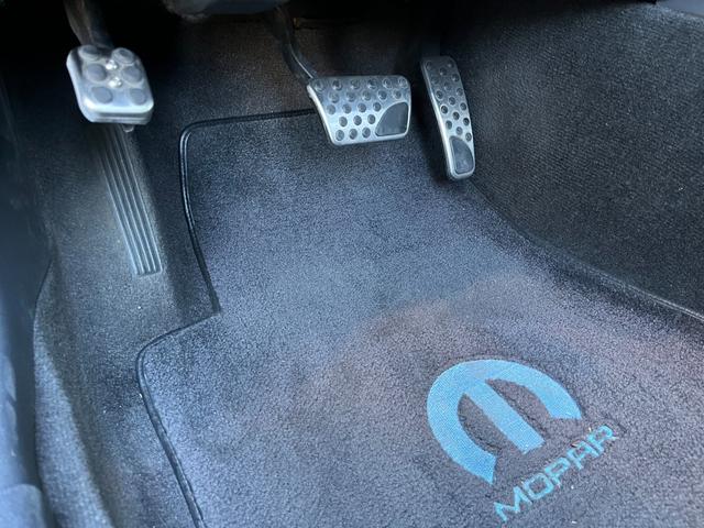 ダッジ・チャレンジャー Ｒ／Ｔ　ＭＯＰＡＲ１０／新車並行車両／全世界５００台／限定モデル／Ｗｉｌｗｏｏｄブレーキ／ＦＥＲＲＡＤＡ２０インチ／オーリンズ車高調／ヘダース／マフラー／専用フードベンディングシステム／専用シート／後期テール（48枚目）