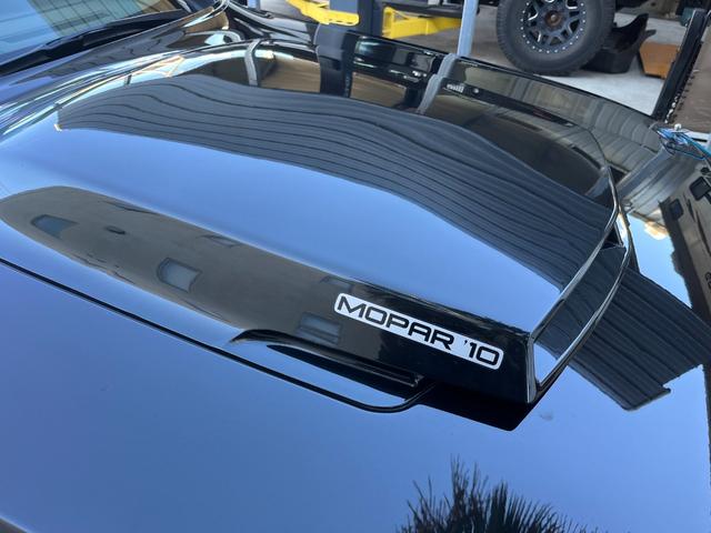 ダッジ・チャレンジャー Ｒ／Ｔ　ＭＯＰＡＲ１０／新車並行車両／全世界５００台／限定モデル／Ｗｉｌｗｏｏｄブレーキ／ＦＥＲＲＡＤＡ２０インチ／オーリンズ車高調／ヘダース／マフラー／専用フードベンディングシステム／専用シート／後期テール（55枚目）